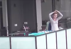 与长发绺敲打美女Julia的Neformal