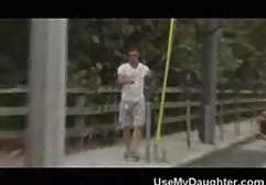 金发碧眼的朱莉娅摄影师被迫吮吸