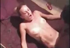 办公室里的女孩在脱衣舞时展示了她的魅力