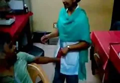 白色被剥去的爱好健美者黑人妇女