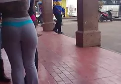 两个美女潜入一个年轻人