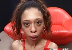 紧身衣的妹妹吮吸她的兄弟