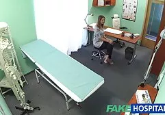 这家伙给了他顽皮的小妻子吮吸公鸡和射液在她的乳房