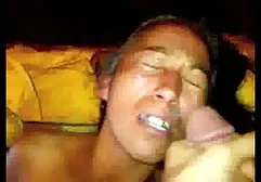 有棕榈树的华美的山雀的金发碧眼的女人