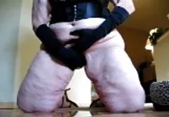 年轻人性交与大胸部的熟女在水池