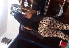 肥胖女性在洗涤时有时间在一般的灵魂中划伤舌头