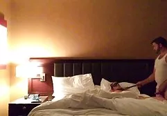 性感的黑发吮吸一个人在沙滩上的鸡巴和乱搞所有孔