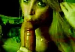 光荣的女同性恋者在浴室里做爱