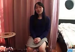 顽皮的莫妮卡诱惑她的学生，并在教室里给了他自己