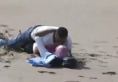 在地铁里一个年轻女孩的裙子下偷窥