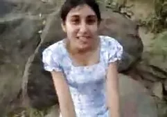 容易接近的俄罗斯婊子去了森林接送