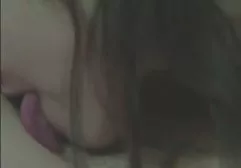 丈夫在厨房和卧室里撕扯着一个听话的妻子