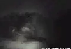 有一个书呆子的成熟白肤金发的妇女在玻璃