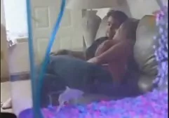 盖伊舔肛门迷人的黑发和乱搞她的大公鸡