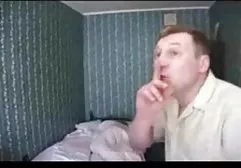 当性爱机器乱搞她时，金发女郎吮吸男人的家伙