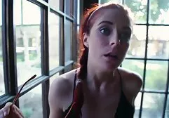 青少年lolita在明亮的红色沙发上自慰