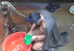 婴儿与振动器的小山雀cums