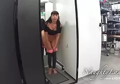 梅根脱了衣服，和她的阴部玩耍