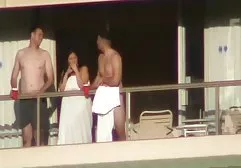 同性恋女子在球场上狂欢