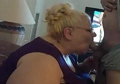 金发碧眼的青少年licked布鲁内特的猫