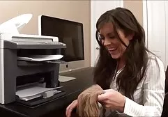可爱的宝贝和男友鬼混，拉着他上床睡觉