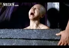 妻子和她的丈夫聊天，而他乱搞女仆