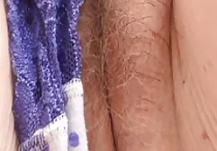年轻的丰满矿渣爱抚手指与兴奋的阴蒂