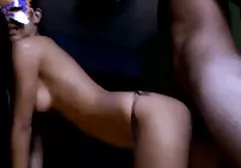 热的黑白混血儿抚摸着她的大乳头