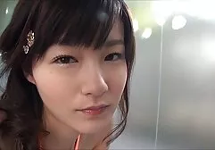 两个俄罗斯小鸡正在对一个男人进行女性统治