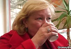 赤裸的姑娘坐在没有内裤的厕所里挤压她的乳房