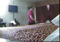 性感的新娘轻轻地抚摸她的阴部和吮吸鸡巴