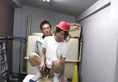 一个男人舔了一个成熟的德国女人的阴部，并用癌症搞砸了她