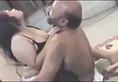 那个男人沿着街道走了一个女孩，然后秘密地移走了她的酷屁股