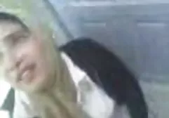 与迷人苗条的新娘轻柔地做爱