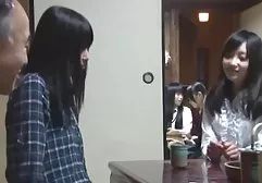 丰满的卡特琳娜躺在床上，开始玩她的阴户