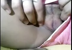 间谍在更衣室的妇女