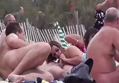 年迈的女士乱搞一个年轻的情人