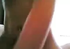 在泳池边摆着令人敬畏的阴茎的男同性恋者