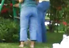 欧洲女同性恋者在瓶子里玩舔猫