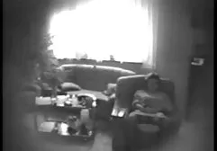 英俊的同性恋者坐在一个兴奋的阴茎上