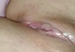 在水池附近的男性perdolit sisyastoy金发碧眼的女人