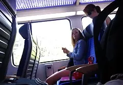 诱人的金发女郎乱搞自己与大假阳具