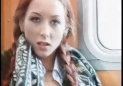 这个家伙在豪华的妓女的圆形屁股上狠狠鞭打
