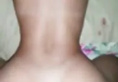 吸吮大鸡巴的大山雀金发碧眼的女人爱好者在一个大鸡巴
