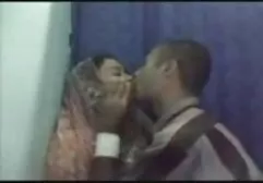一个戴着面具的大肚子男人让他暨一个绑定的女孩