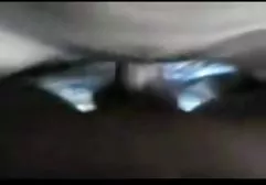 深色头发的丽塔zhahaetsya第一次在屁股和踢