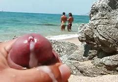 安菲莎在水中脱掉湿漉漉的泳衣