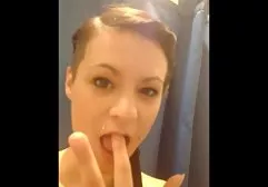 海滩花花公子的女孩爱抚猫