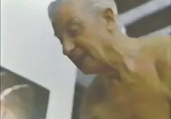 性感的健美运动员用双手使男友暨