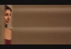 便宜的丰满的婊子性交与钱的接送